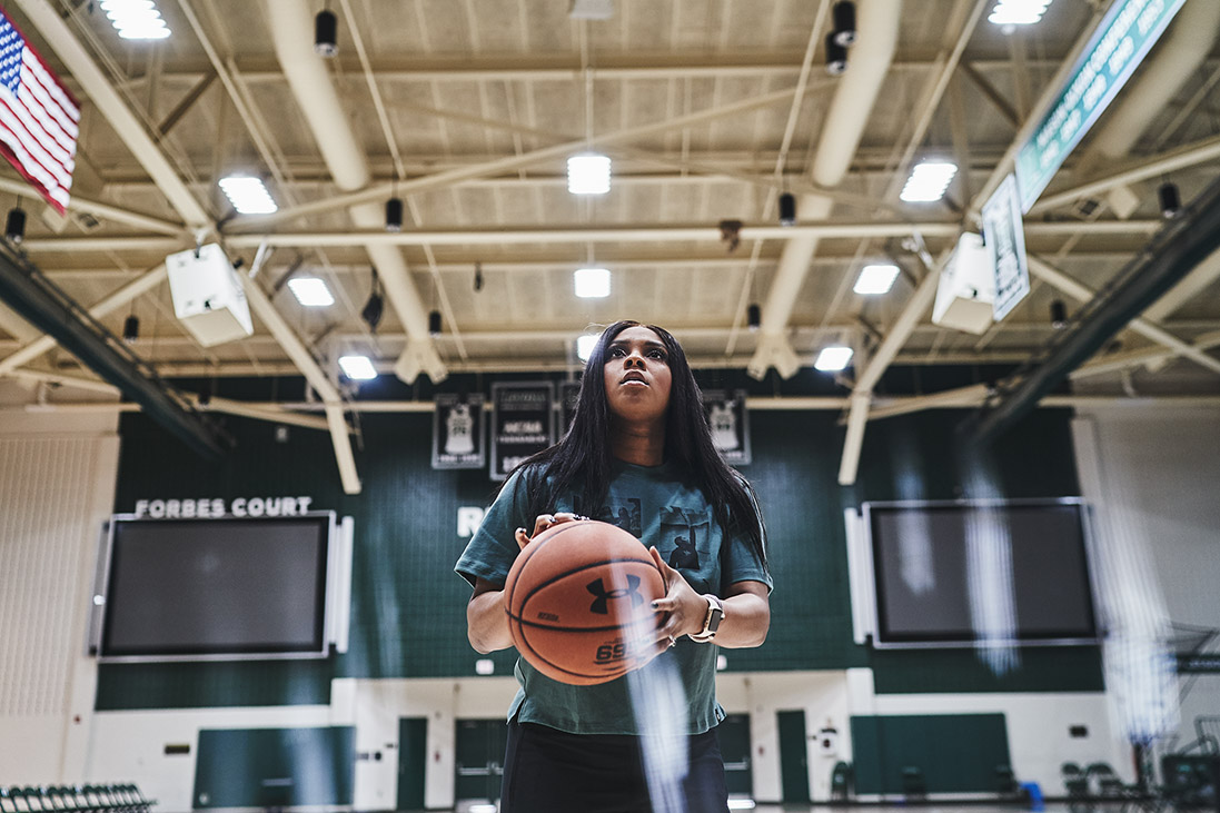 Fille avec basket-ball