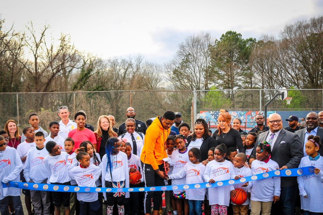 Bazemore dirige la cérémonie d’inauguration