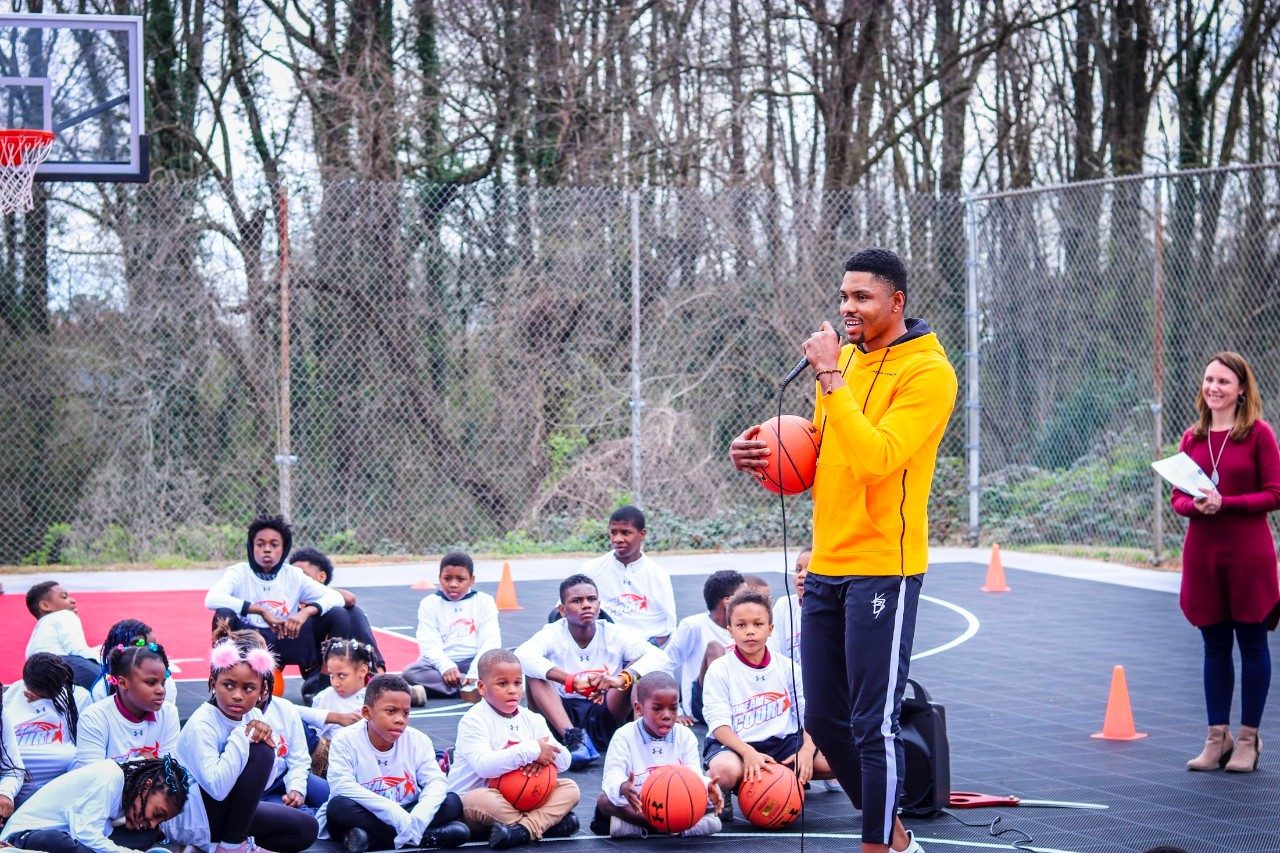 Bazemore s’exprime juste avant d’inaugurer le court récemment rénové