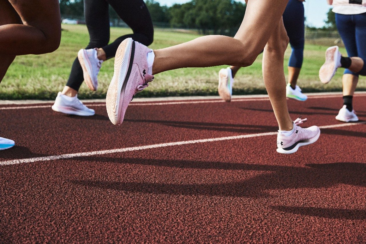 Under Armour lance sa première chaussure de course fabriquée sur une forme pour femme