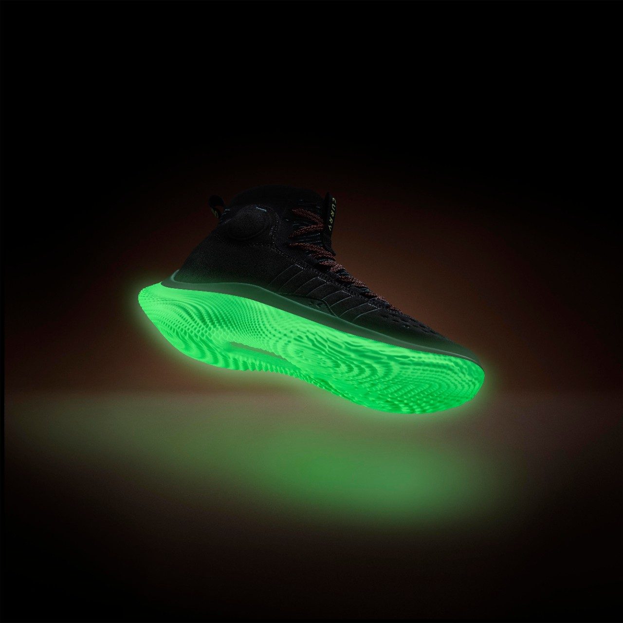 Le Curry 4 FloTro 'Light Show' est doté d’un amorti UA Flow phosphorescent 