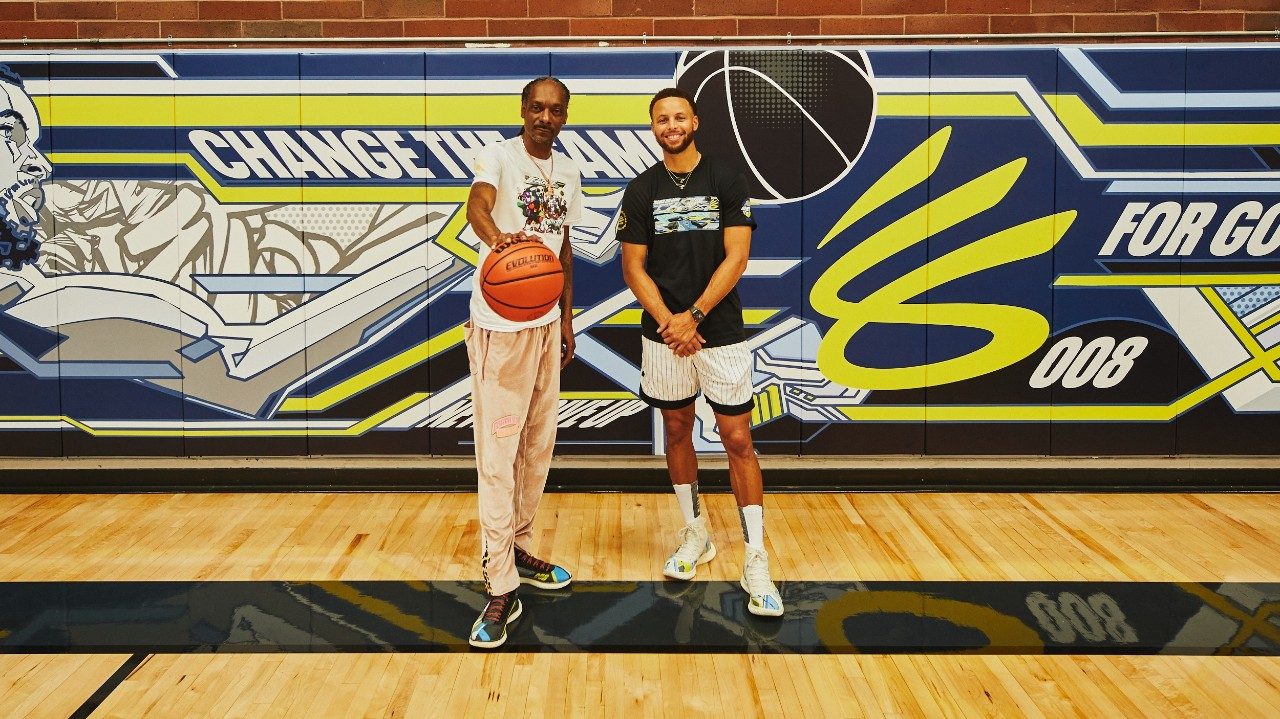 Stephen et Snoop font équipe pour les jeunes Hoops