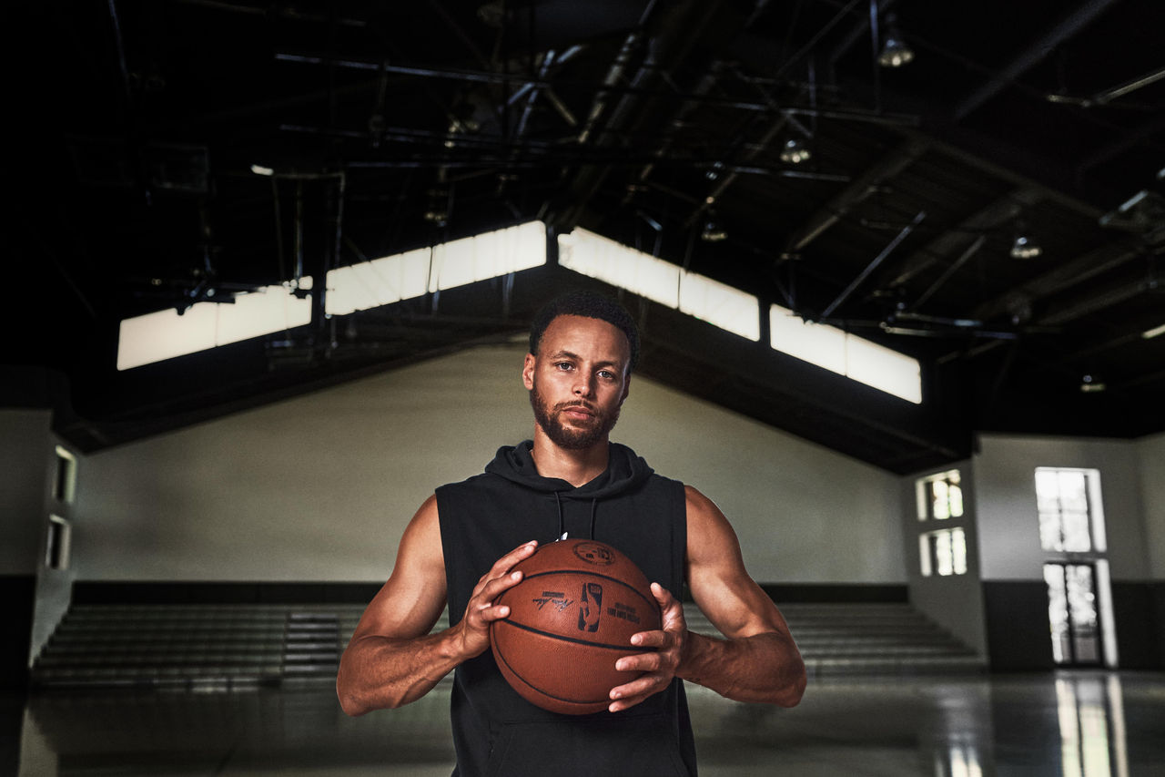 Curry Gym Portrait Basketball à la main