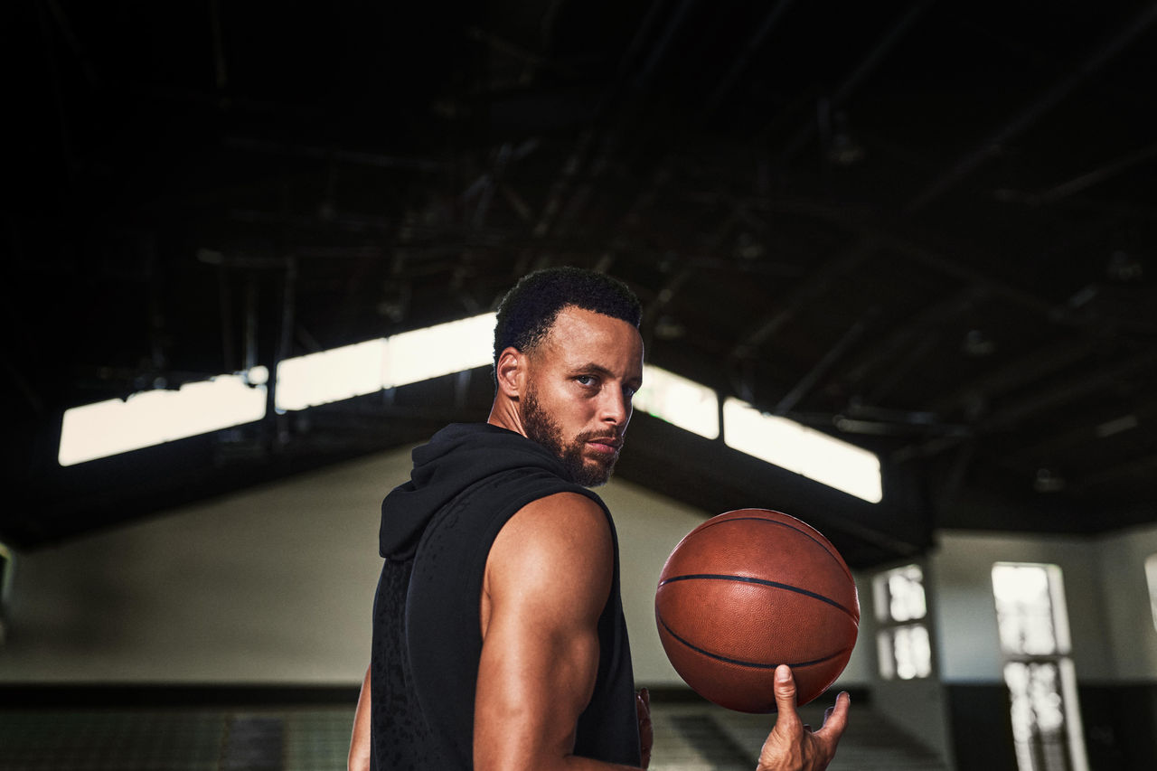 Curry sur l’épaule Portrait avec basket-ball à la main