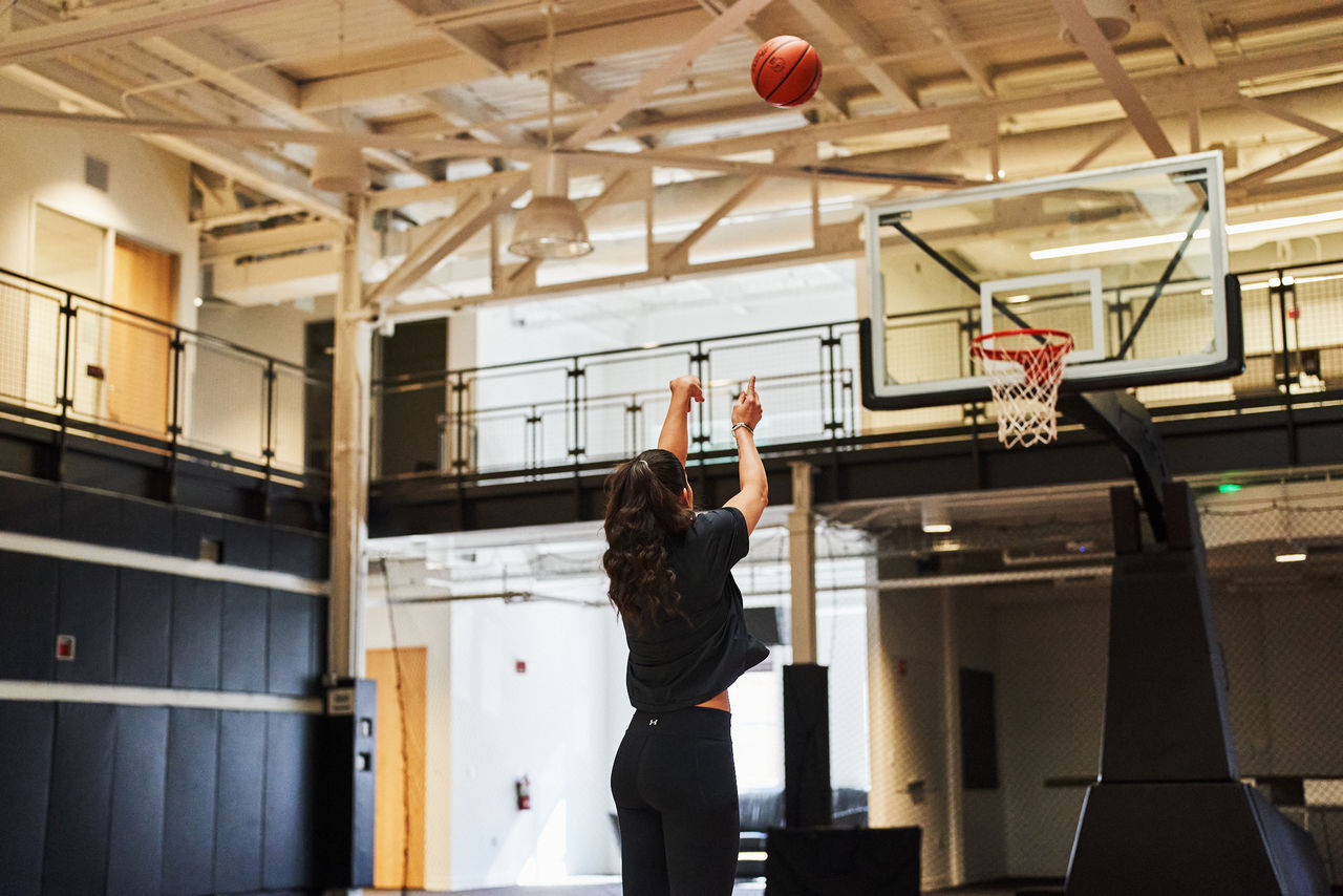 Fusillade de Kelsey Plum sur le terrain du campus de l’UA
