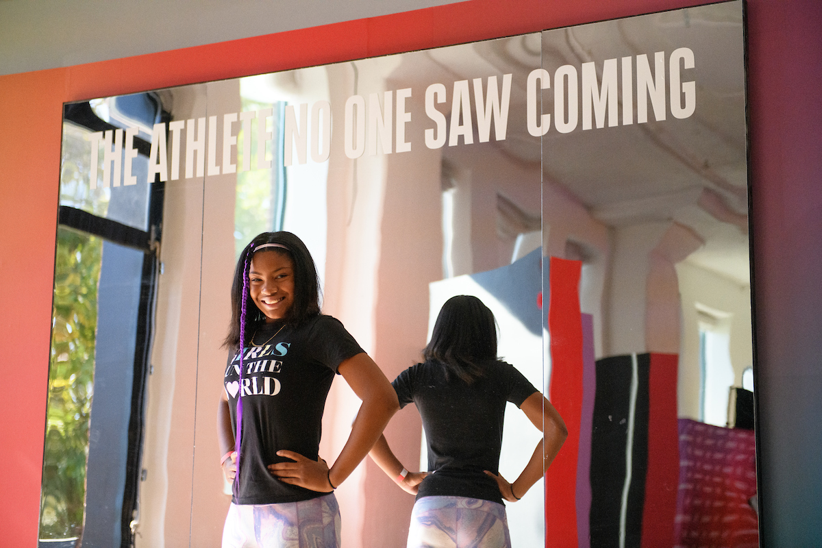 Jeune athlète féminine devant la séance photo « Athlete No One Saw Coming »