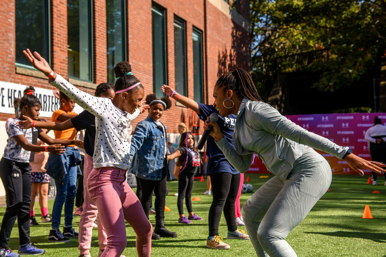 Ariel Belgrave, coach de santé et de conditionnement physique, encourage les jeunes athlètes féminines