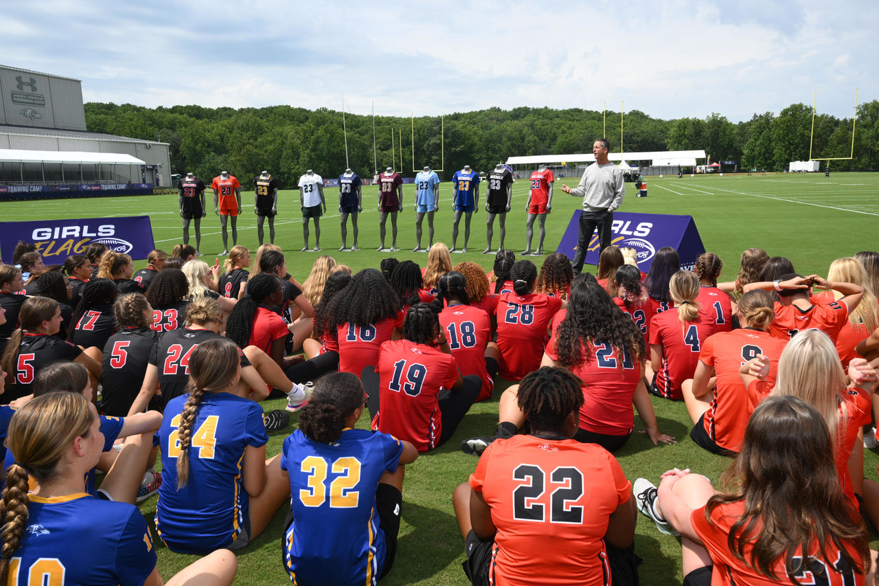 John Harbaugh lors du dévoilement de l’uniforme de flag-football féminin