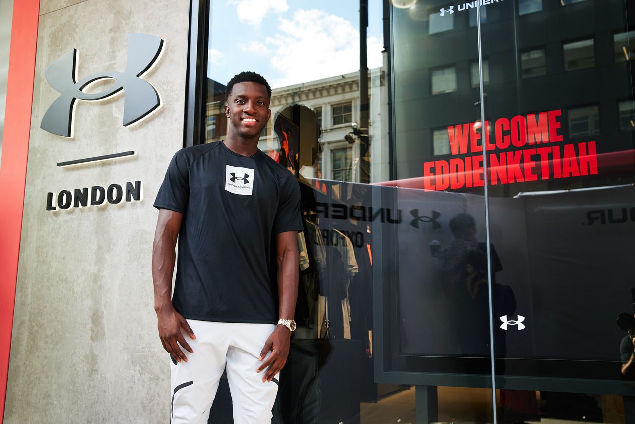 Eddie Nketiah célèbre son nouveau partenariat avec Under Armour en ouvrant la dernière maison de la marque Under Armour sur Oxford Street