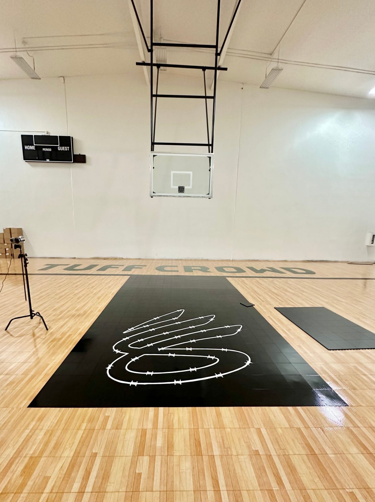 Curry Brand x TUFF CROWD - Remise à neuf du terrain