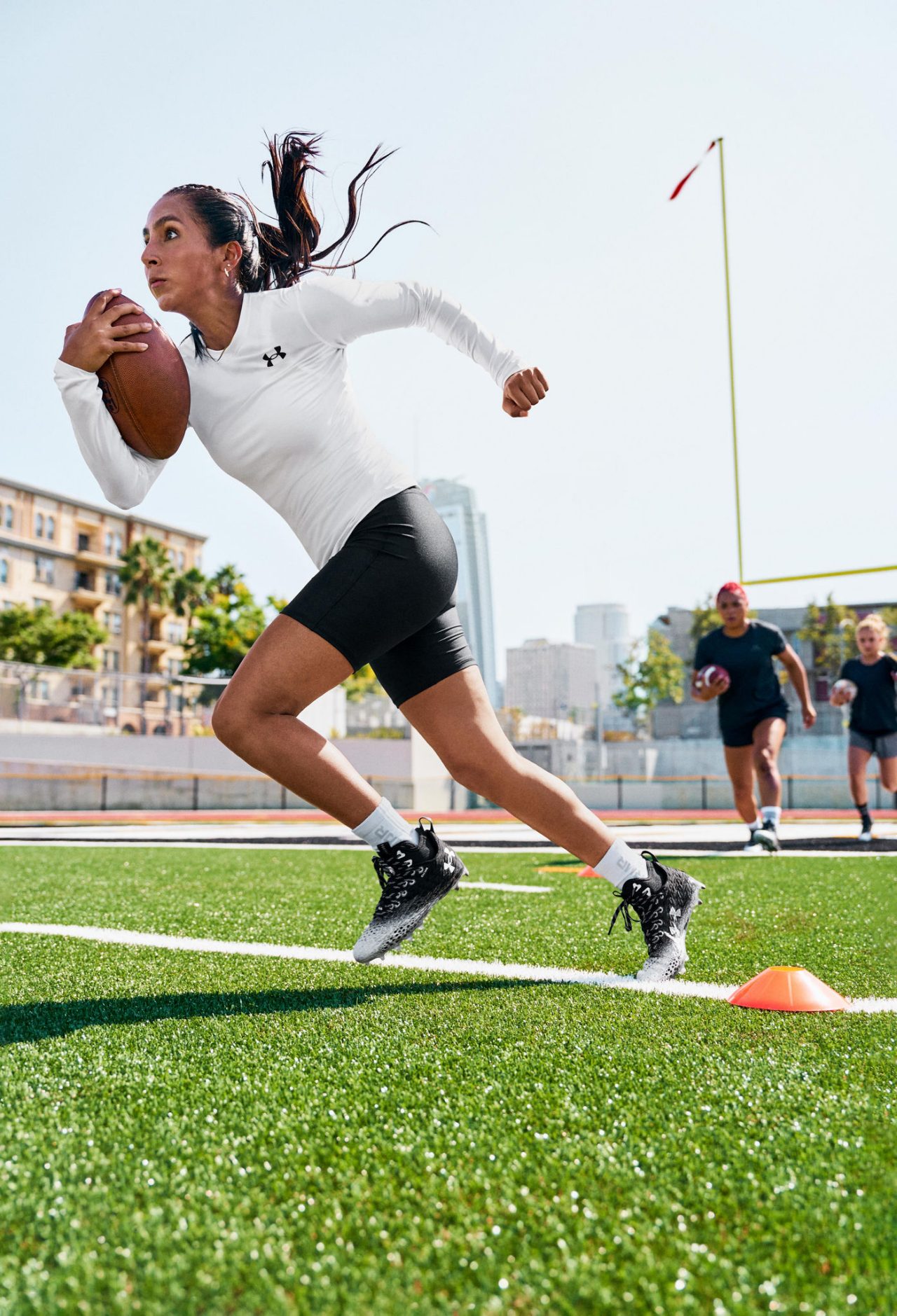 Diana Flores jouant au flag-football