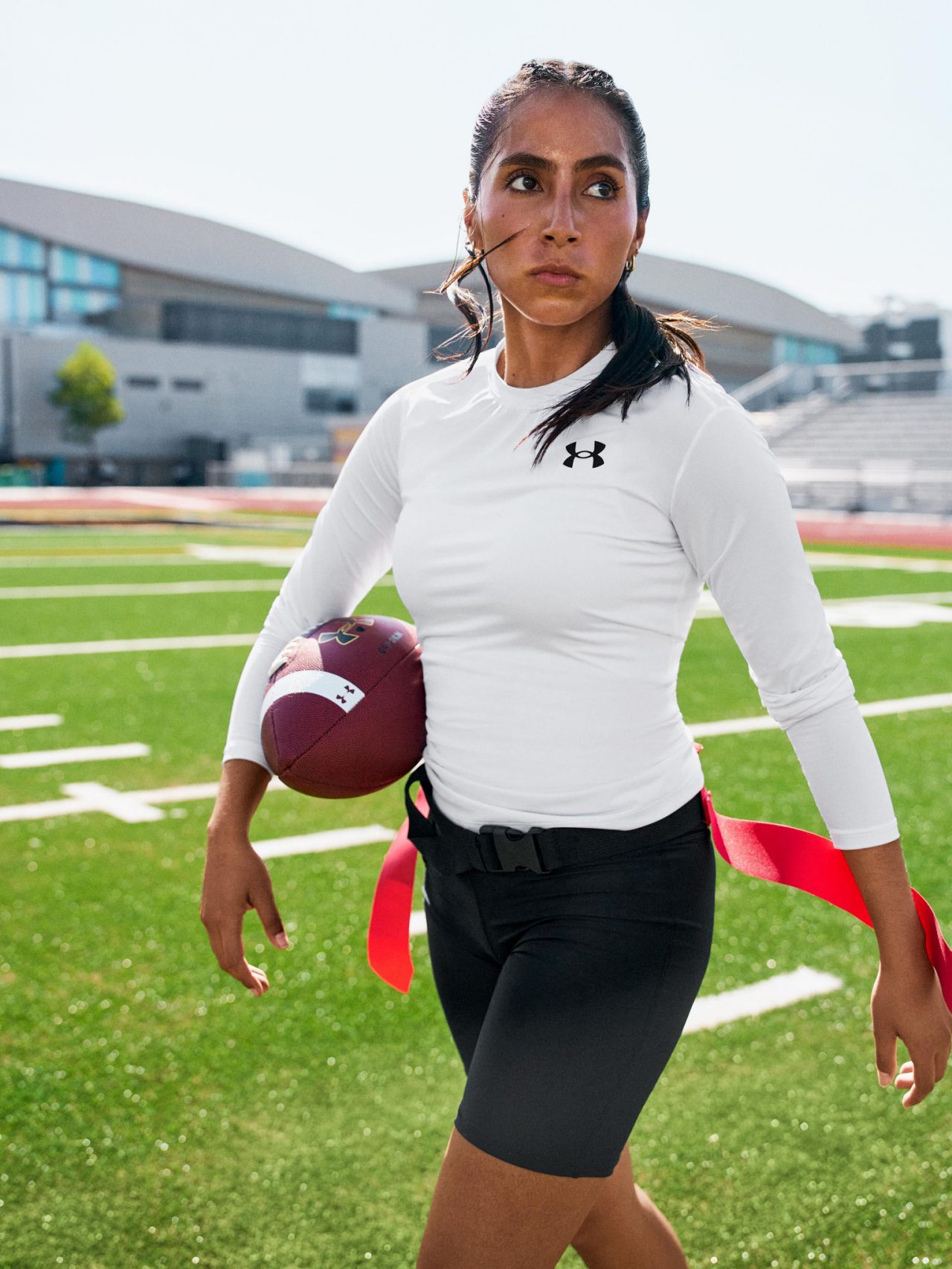 Diana Flores tenant un ballon de football