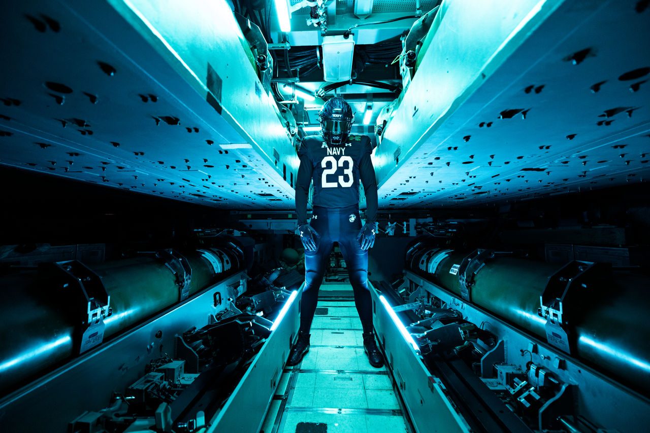 Under Armour dévoile des uniformes de football personnalisés de la Marine avant le match Army-Navy 2023