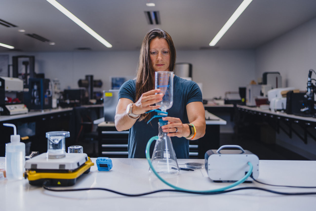 Femme dans le laboratoire testant le hangar à fibres