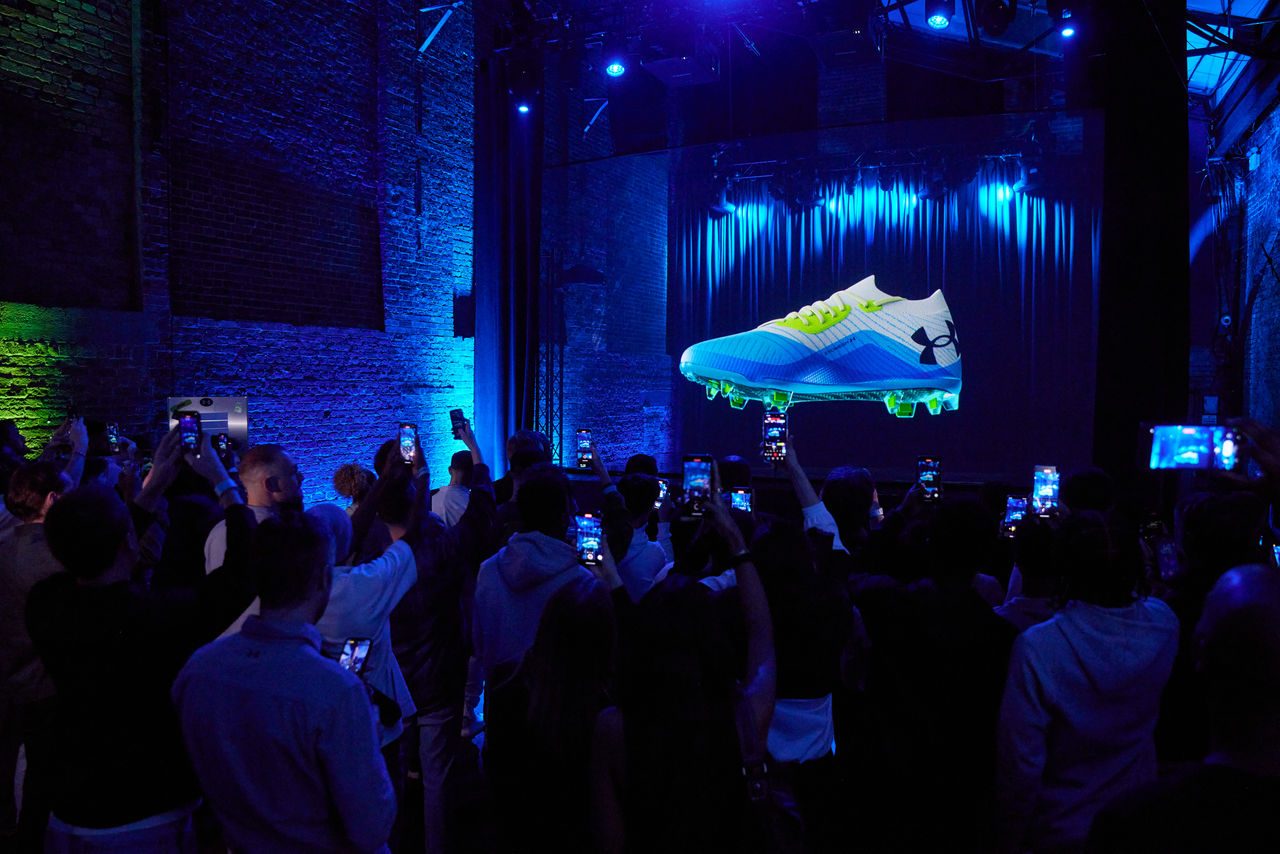 Under Armour laisse Londres perplexe avec le dévoilement holographique des bottes Shadow Elite 2