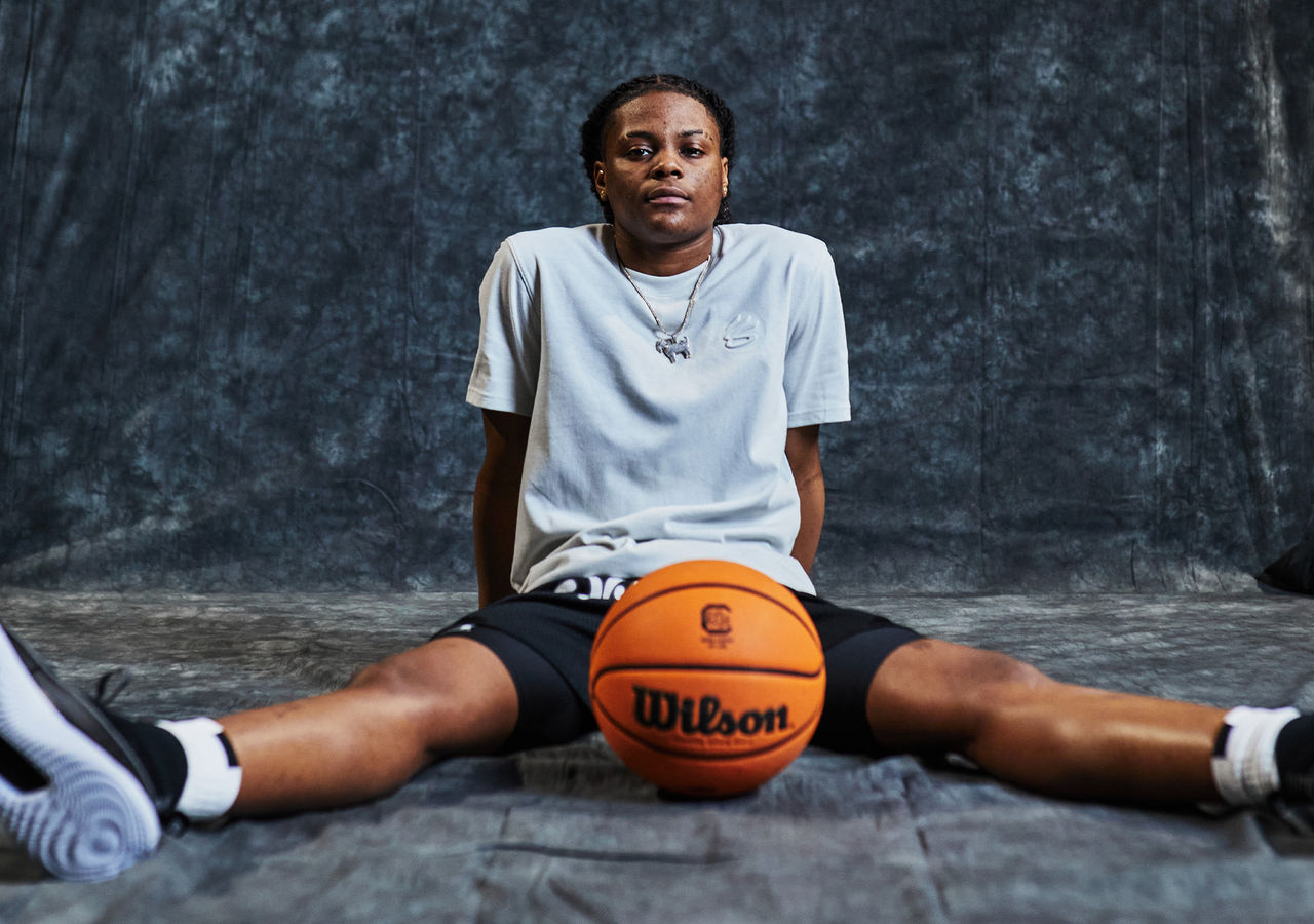 joueuse de basket-ball avec un ballon de basket
