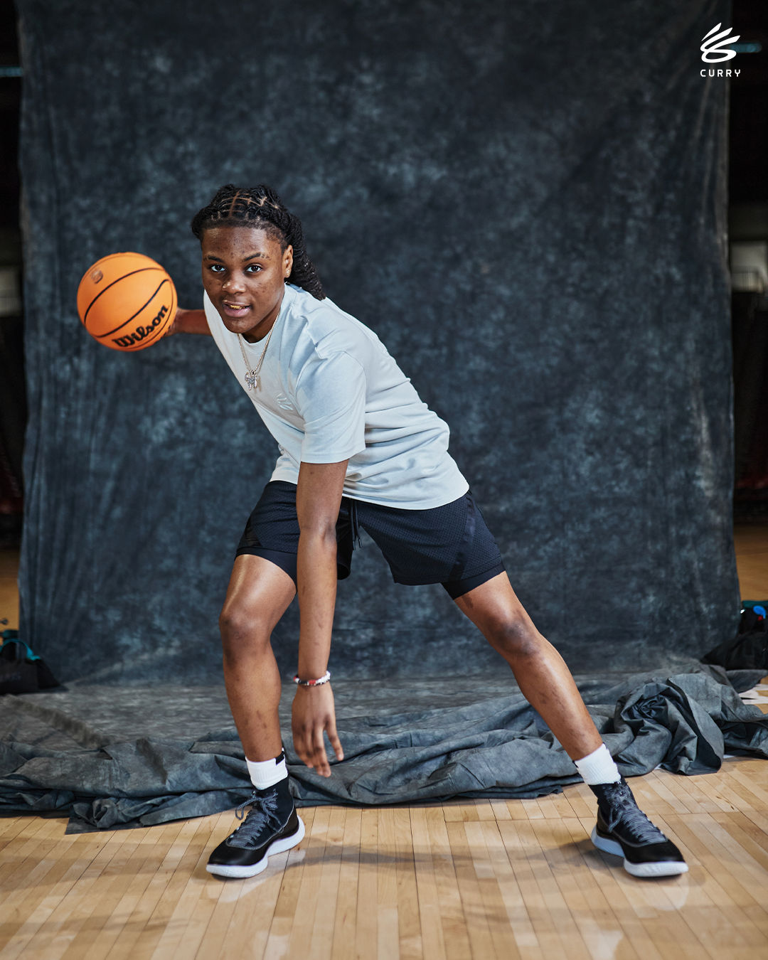 Joueur de basket-ball avec ballon