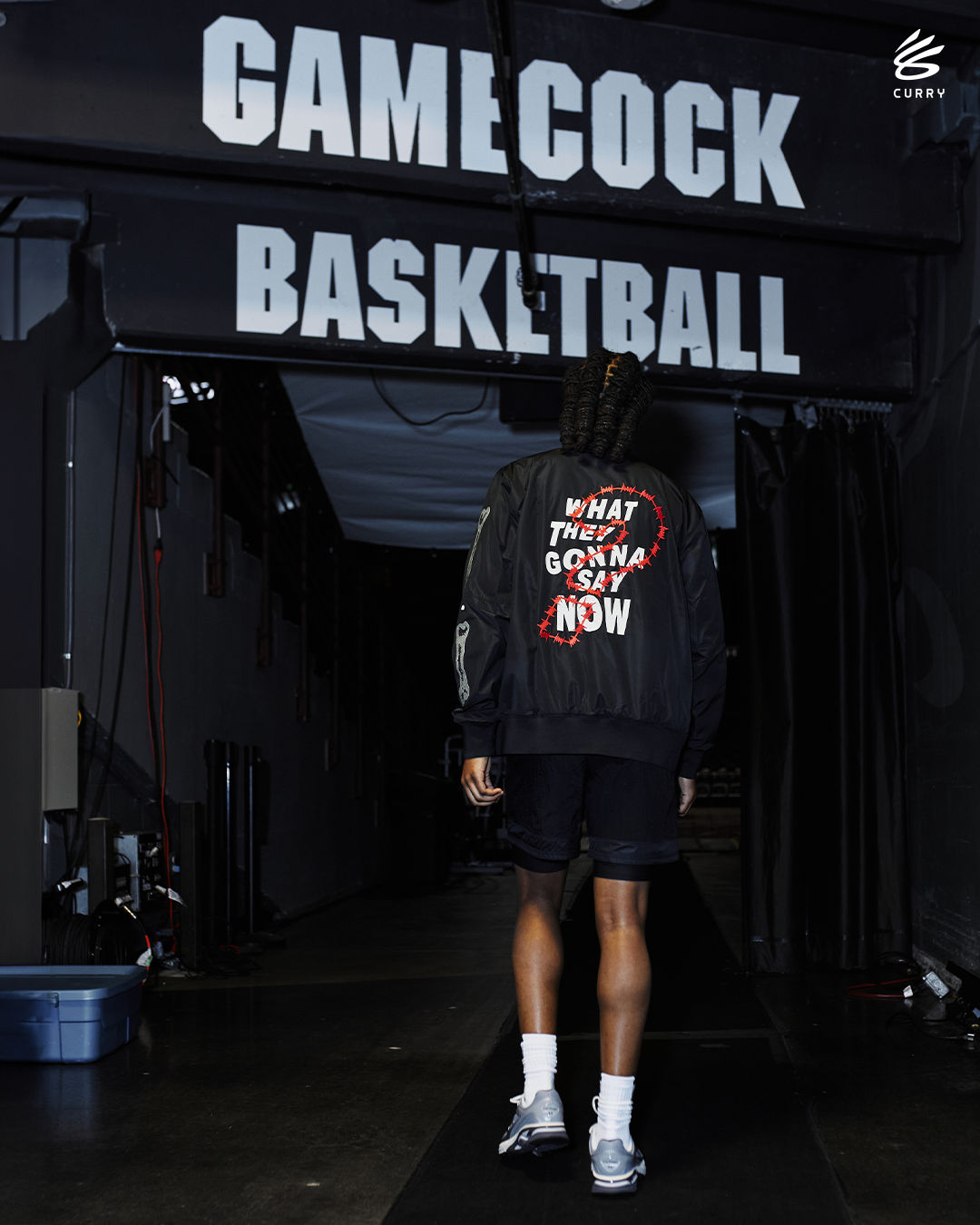 Joueur de basket-ball dribble