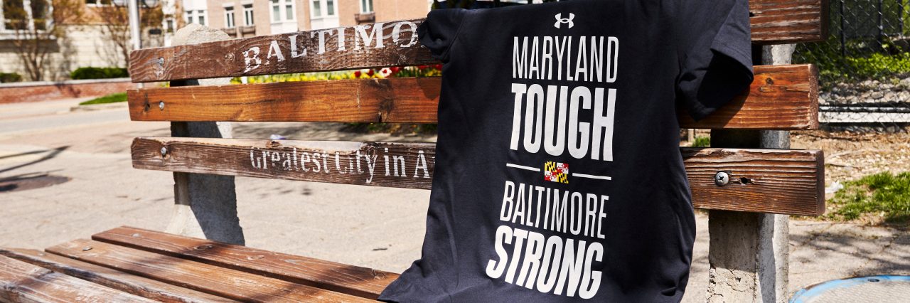 t-shirt noir maryland tough baltimore fort sur un banc