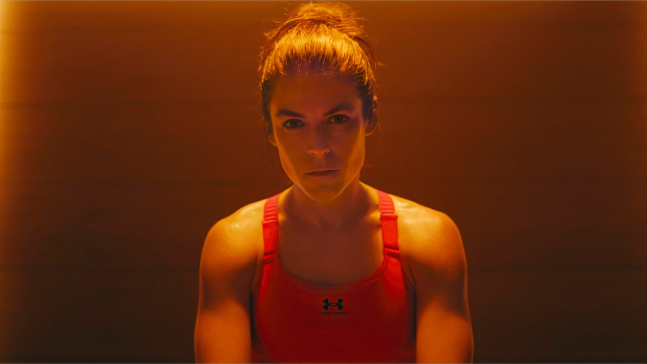 Plan rapproché de Kelley O’Hara regardant la caméra portant le soutien-gorge de sport Under Armour Meridian