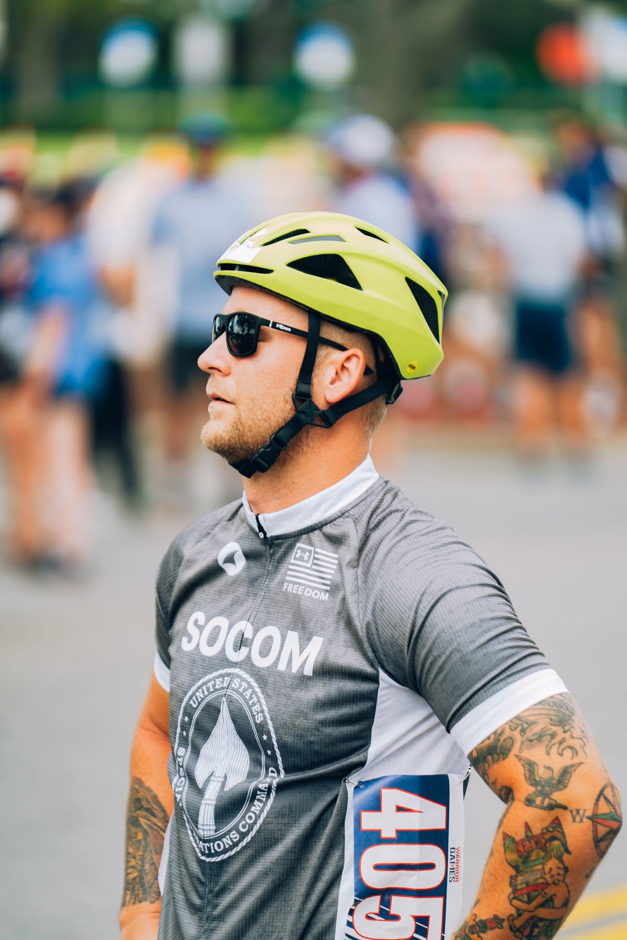 homme avec un casque de vélo