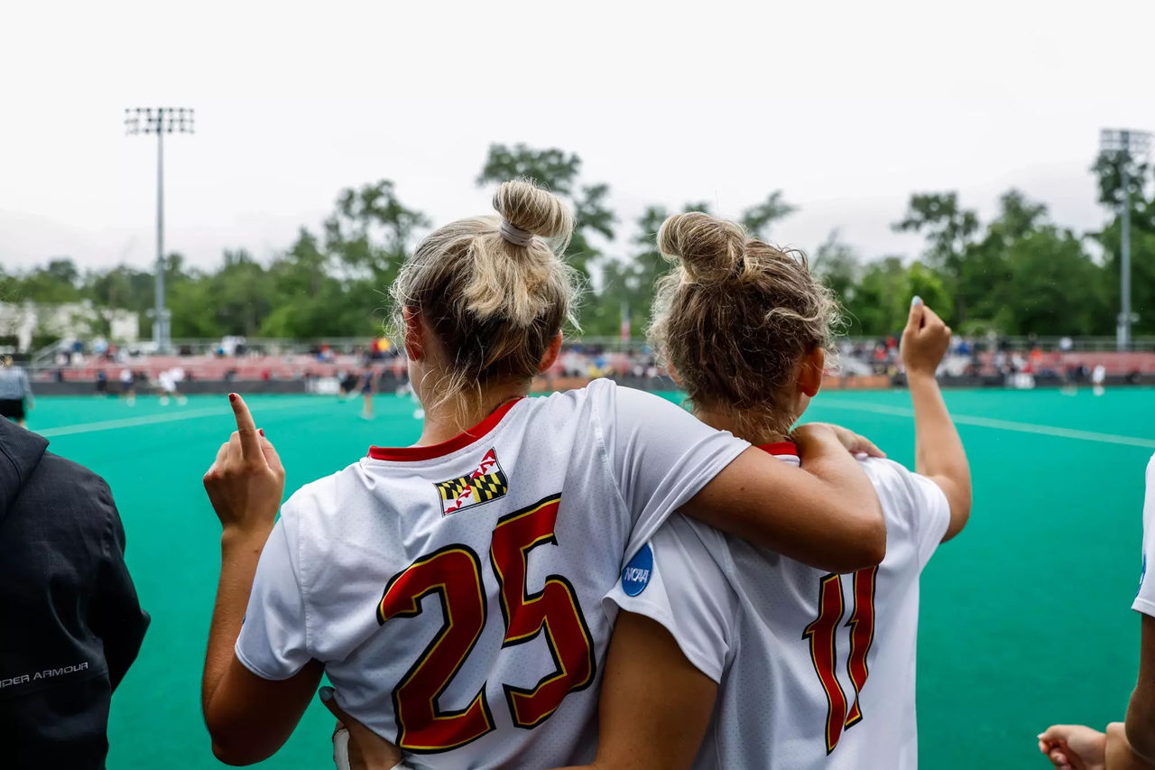 La défenseure Sophie Halus (25 ans), le défenseur Aiden Peduzzi (11 ans) Maryland Women’s Lacrosse vs. Robert Morris au 1er tour du tournoi de la NCAA au Field Hockey and Lacrosse Complex à College Park, dans le Maryland, le vendredi 10 mai 2024. Brieanna Andrews/Terrapins du Maryland