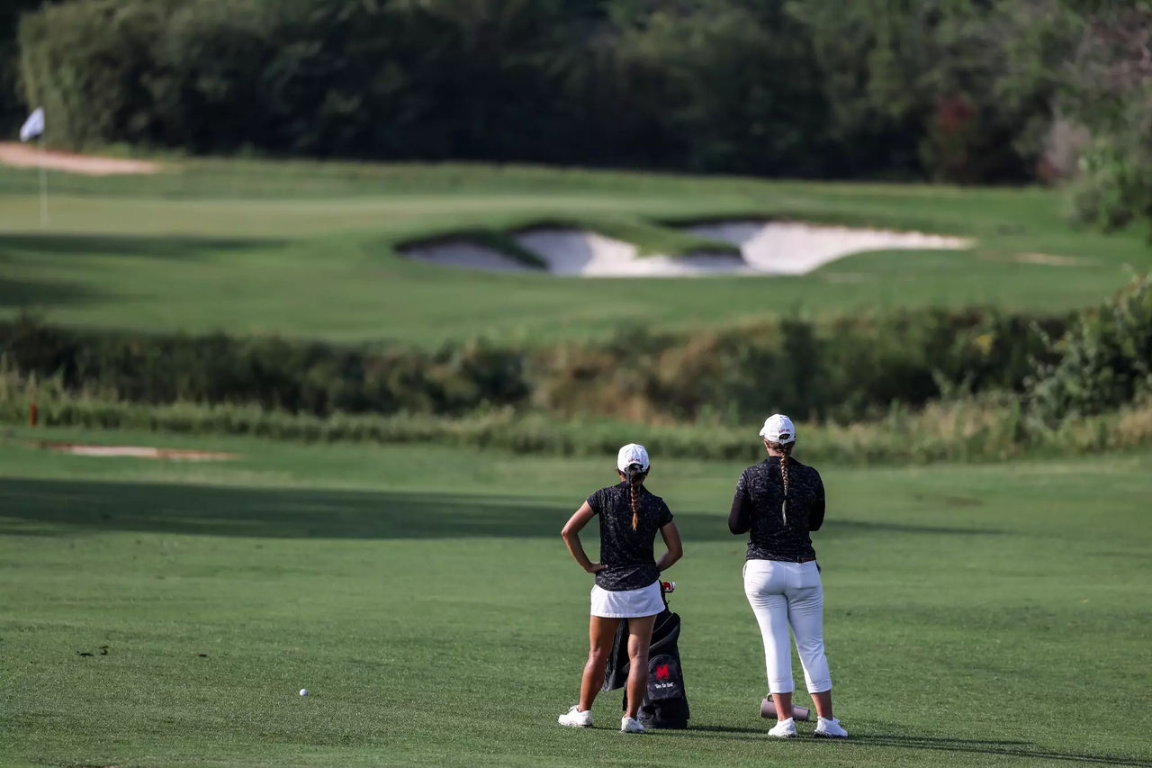 Panassaya Somchit et l’entraîneure adjointe Amanda Hollandsworth Maryland Women’s Golf lors de la deuxième journée du championnat régional de la NCAA au Traditions Club de Bryan, au Texas, le mardi 7 mai 2024. Mackenzie Miles/Terrapins du Maryland Photo par Mackenzie Miles/Terrapins du Maryland