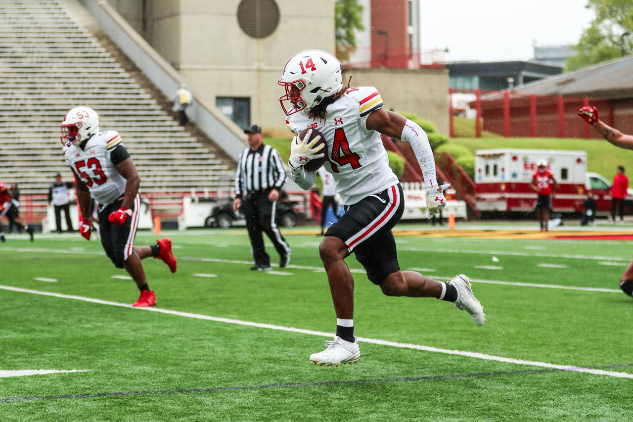 Joueurs de football UMD sur le terrain