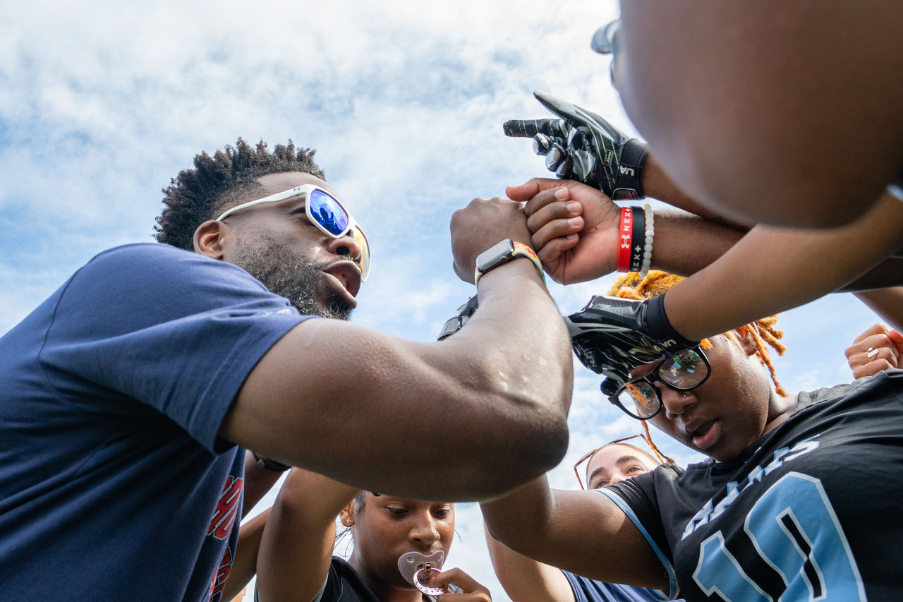 Un coéquipier de l’UA se blottit avec des étudiants de Baltimore
