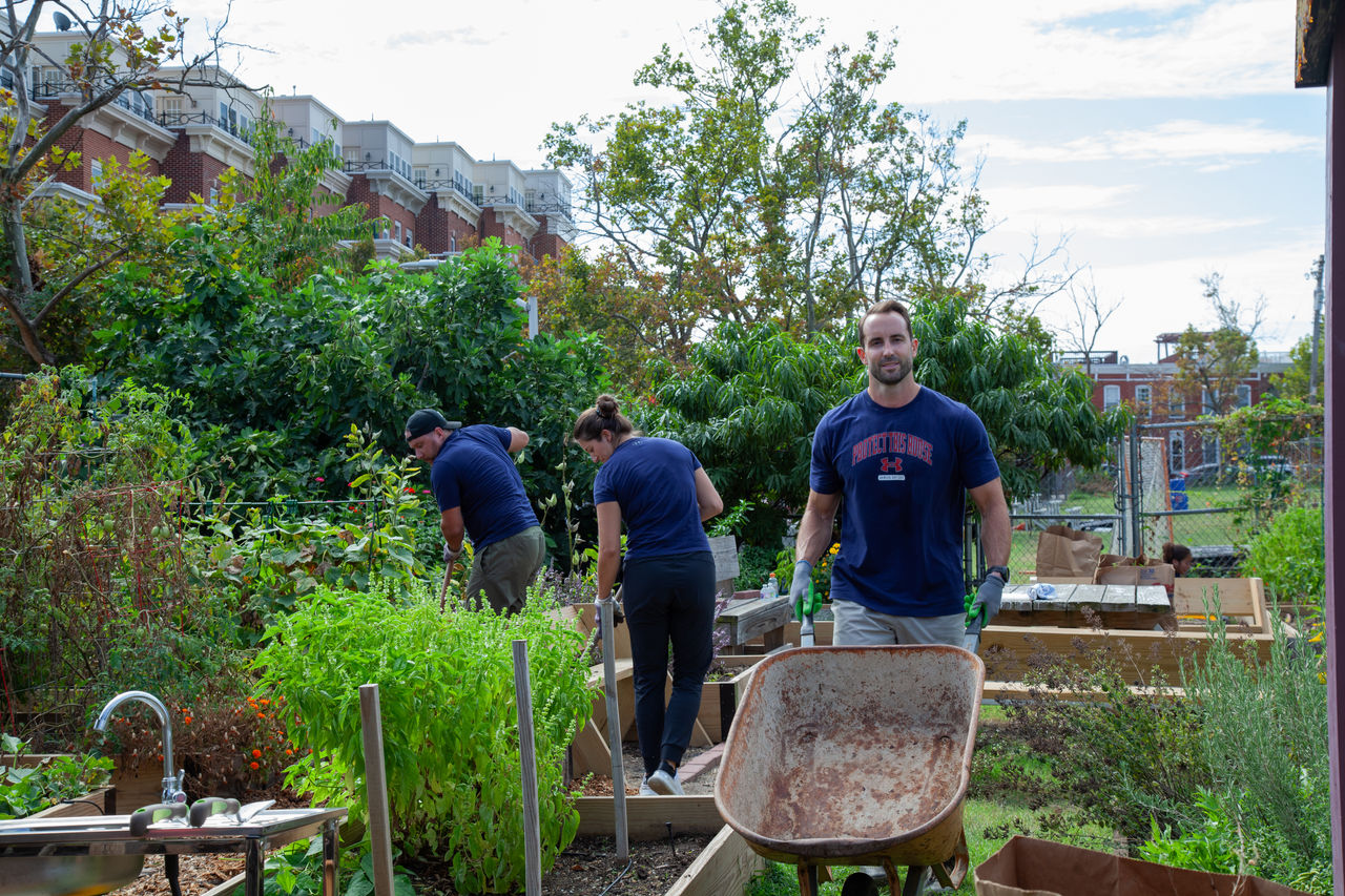 Un coéquipier de l’UA travaille dans un jardin communautaire
