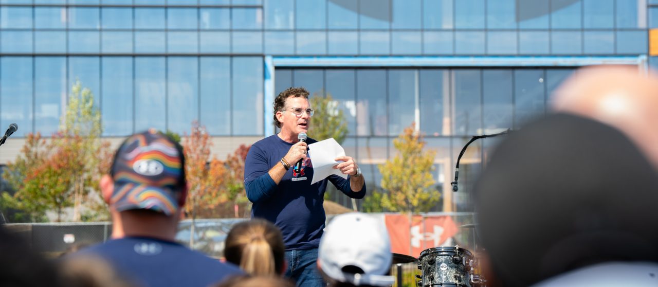 Kevin Plank s’habille avec ses coéquipiers de l’UA