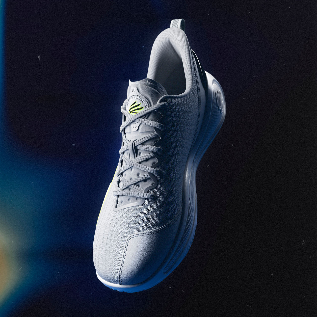 Sneaker grise sur fond noir