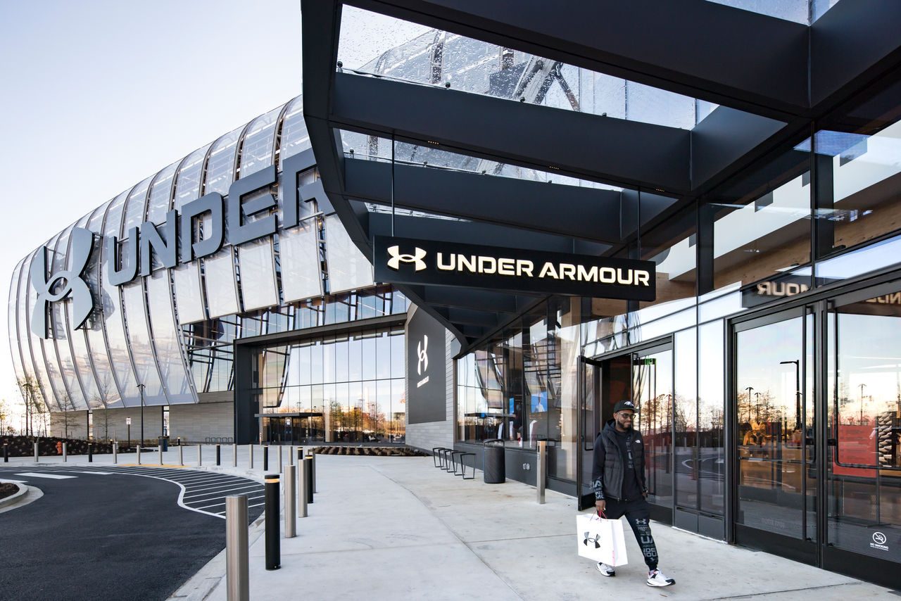 Under Armour célèbre l’ouverture officielle d’un nouveau magasin phare avec Kelsey Plum et près de 200 étudiants-athlètes de Baltimore