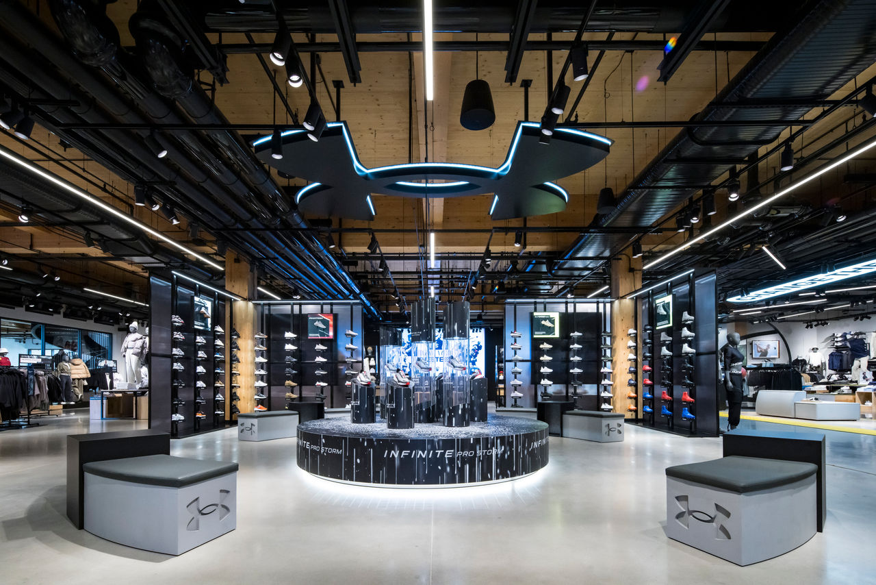 Mur de chaussures du magasin phare UA 