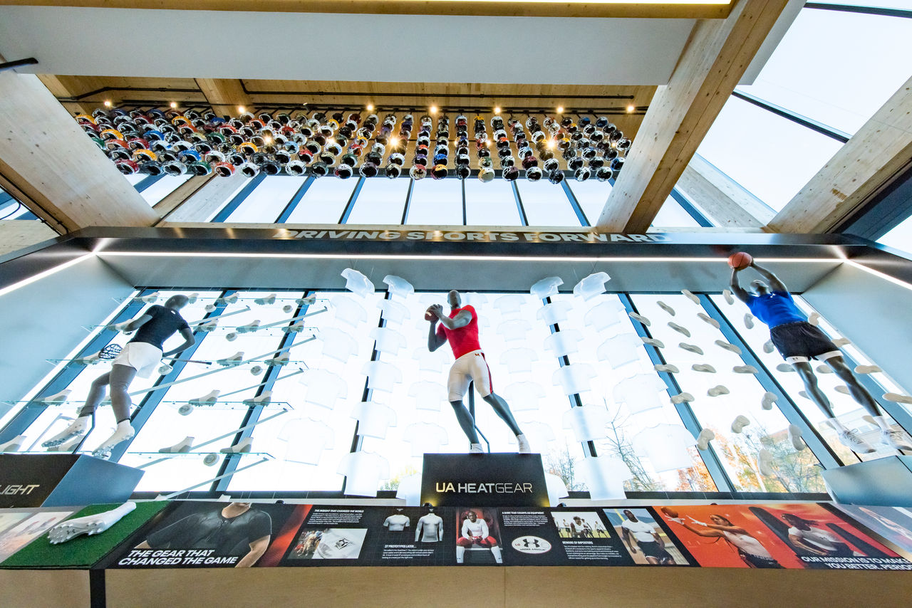 Présentoir mural du magasin phare UA 