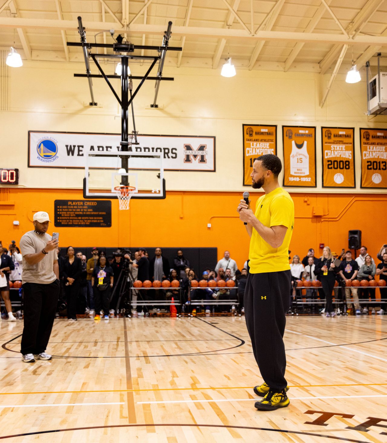 Steph Curry s’exprimant avec un micro