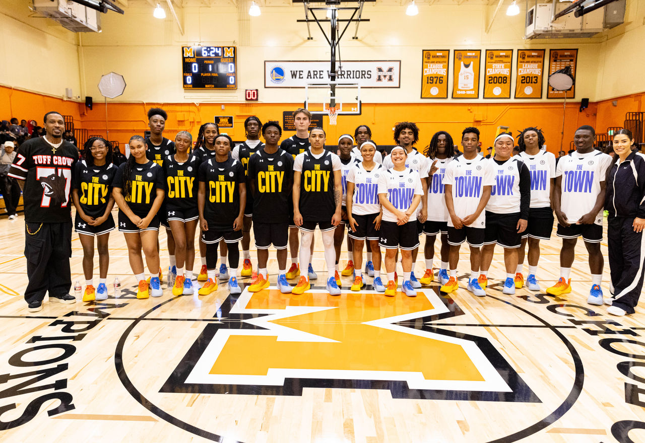 Les équipes BBALL debout sur le demi-terrain