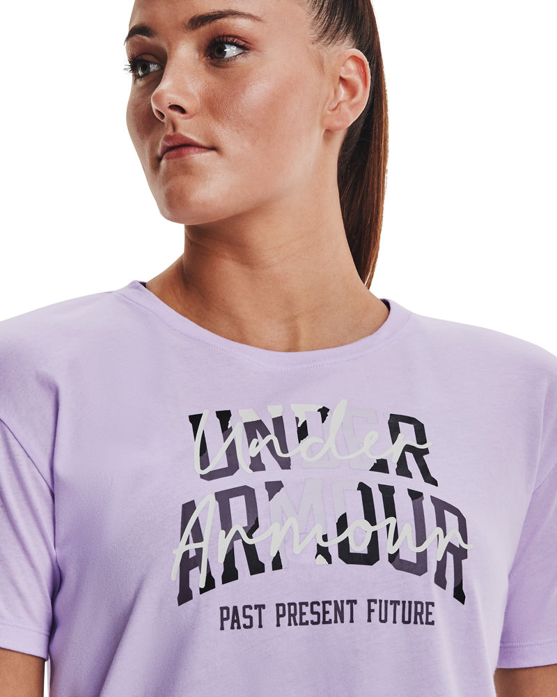 Femme portant un t-shirt Under Armour